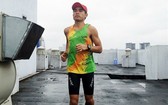線上居家馬拉松參賽者阮達在其公寓天台上跑了42公里。（圖源：NVCC）