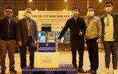 印尼駐越大使伊本‧哈迪（左二）接領我國政府贈送的新冠肺炎病毒檢測器500份。（圖源：香茶）
