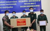 第七軍區司令部代表人（右二）向柬國軍隊代表人贈送防疫物資。（圖源：越通社）