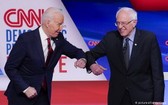 拜登（左）和桑德斯在電視辯論上以擊肘代替握手。（圖源：互聯網）