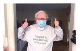照片中，巴菲特身穿的T恤上寫道：“我想要長命百歲。到目前為止，一切還好。（圖源：互聯網）