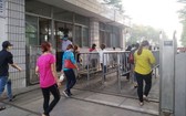 越南寶元公司工人進門復工。（圖源：徽章）