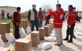 世界糧食計劃署與敘利亞阿拉伯紅新月會合作，向阿勒頗附近的最脆弱的人們分發食物並確保他們瞭解如何防範冠狀病毒大流行。（圖源：WFP）