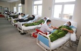 承天-順化省公安廳幹部和戰士們參加志願捐血活動。（圖源：T.H）