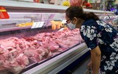 民眾選購進口豬肉。（圖源：英秀）
