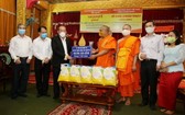 政府副總理張和平向高棉族同胞贈送２噸大米。（圖源：孟雄）
