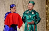 藝人忠民（左）與俊魁在Idecaf舞台上演《雍村》話劇。