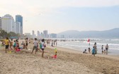 遊客在峴港海灘戲水。（圖源：輝達）