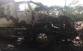 牽引車駕駛室被燒得幾乎只剩框架。（圖源：VOV）