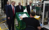 當地時間5月5日，美國總統特朗普在亞利桑那州一家口罩工廠參觀時，無視工廠車間的提示，在沒有戴口罩的情況下進行了視察活動。（圖源：路透社）