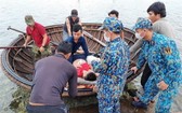 職能力量及時將海上遇險的漁民送至仙女島上的軍醫院救治。（圖源：越通社）