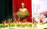 紀念胡志明主席誕辰 130 週年的文藝節目。（圖源：VGP）