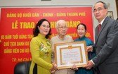 市領導向吳氏慧同志頒贈85年黨齡紀念章。（圖源：越勇）