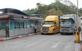 集裝箱貨車經諒山省友誼國際口岸將商品出口到中國。（圖源：阮光維）