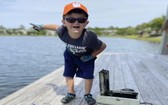 布魯爾在湖邊用磁鐵釣魚，意外找回失蹤8年的保險箱。（圖源：AP）
