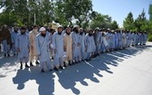 當地時間5月26日，塔利班囚犯在喀布爾附近的巴格拉姆監獄獲釋時站在一起。（圖源：AFP）
