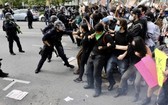 在美國洛杉磯示威者與警方發生衝突。（圖源：新華社）