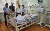 政府總理阮春福親往市統一醫院慰問正在該院治療的情報員陳國香。（圖源：阮盛）