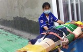 本市115急救中心醫生在將勞動事故受傷者送往醫院急救。