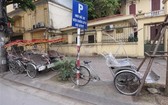 旅遊專用的三輪腳踏車停放在河內市陳光凱街旁已久無客問津。（圖源：田升）