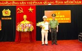 黨中央委員、公安部副部長阮文成上將向范鴻線大校頒授任職《決定》。（圖源：VGP）