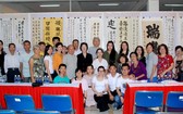 2019 年華文書法培訓班展覽作品師生集體合照。