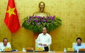 政府總理阮春福（中）主持會議並發表講話。（圖源：VGP）