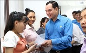 越南勞動總聯團主席阮廷康親往看望華豐皮鞋股份公司工人並贈送禮物。（圖源：越通社）