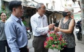 第五郡領導贈送花卉給居民栽種以綠化街區。