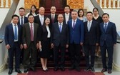 阮春福總理（中）與中國企業代表團合照。（圖源：VOV）