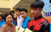 第五郡勵學會主席李金梅向華人優秀生頒發獎助學金。