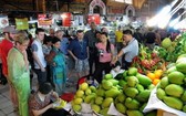 遊客參觀濱城市場的水果攤。（圖源：VNA）