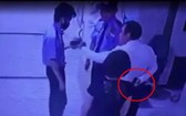 監控視頻截圖畫面顯示 L.X.T拿出疑似手槍物體（紅圈示）威脅並抓住大廈保安員孔志雄頭髮。