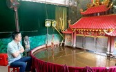 潘清廉藝人與其小型水上木偶戲院。
