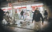 德國西南部斯圖加特爆發騷亂，有人闖入商店。（圖源：AP）