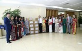 外交部副部長、旅居海外越南人國家委員會主任鄧明魁與越南駐韓國佛教信徒協會代表合照。（圖源：忠孝）