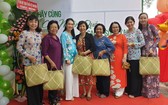 第五郡領導、婦女會、越華女企業家紛紛前往祝賀。