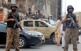 6月29日，安全人員封鎖巴基斯坦卡拉奇的襲擊現場附近區域。（圖源：新華社）