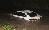 被洪水沖走的一輛汽車。（圖源：玉山）