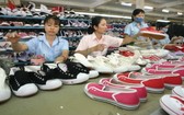 許多皮鞋企業遇上困難，導致要縮小生產規模。