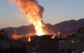 伊朗首都德黑蘭一家醫療中心當地時間6月30日晚發生爆炸引起大火，現場冒出滾滾濃煙。（圖源：AP）