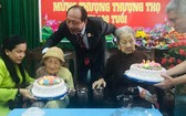 氏藝養老中心為100歲的阮氏白雪（左）與梅氏海老大娘祝壽。