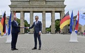 在德國首都柏林，克羅地亞外長拉德曼（左）同德國外長馬斯進行歐盟輪值主席國交接。（圖源：AFP）