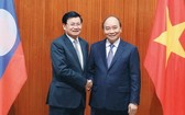 阮春福總理（右）會見老撾總理西蘇里。（圖源：越通社）