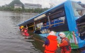 公車被打撈出水。（圖源：互聯網）