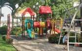 小孩子在公園內的兒童樂園玩耍