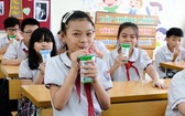小學生在課堂間隙飲用Vinamilk奶品。（圖源：瓊芝）