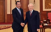 黨中央總書記、國家主席阮富仲（右）與柬埔寨人民黨主席、柬埔寨政府總理洪森。（圖源：友誼）