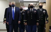美國總統特朗普(左一)在訪問一家軍事醫療中心時，被拍攝到戴著口罩。（圖源：AP）