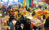 消費者在超市選購商品。（示意圖源：范強）  